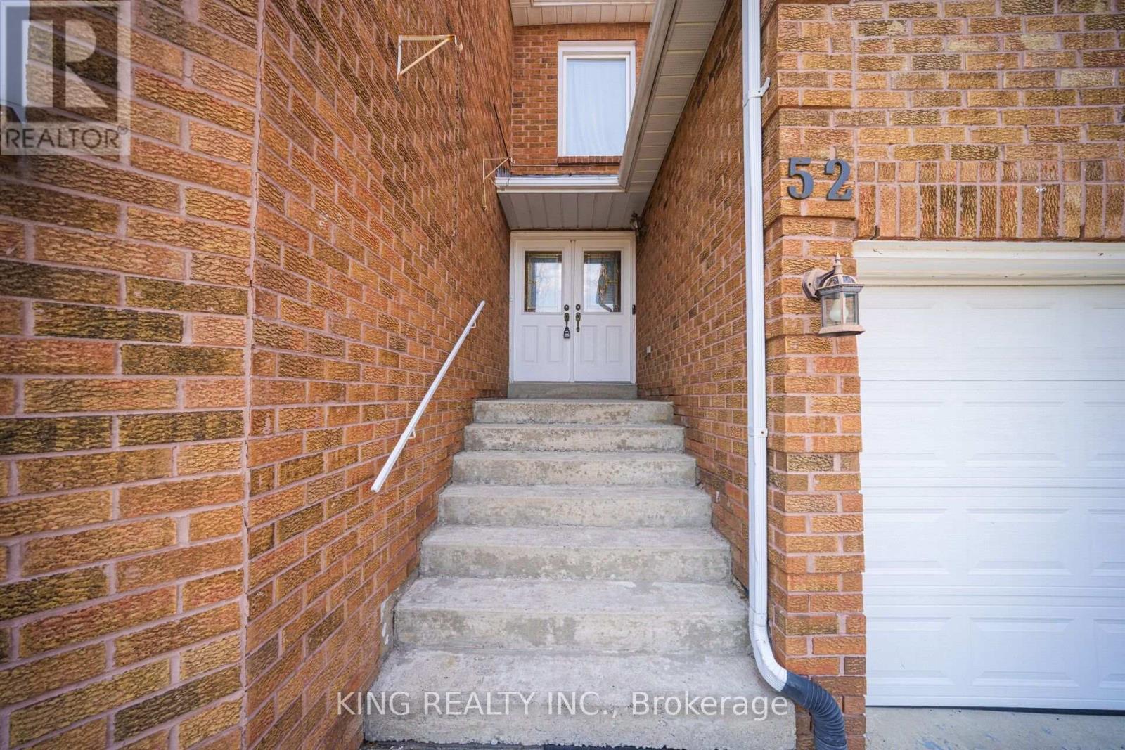 52 Leeward Drive, Brampton, Ontario  L6S 5V8 - Photo 2 - W13716154