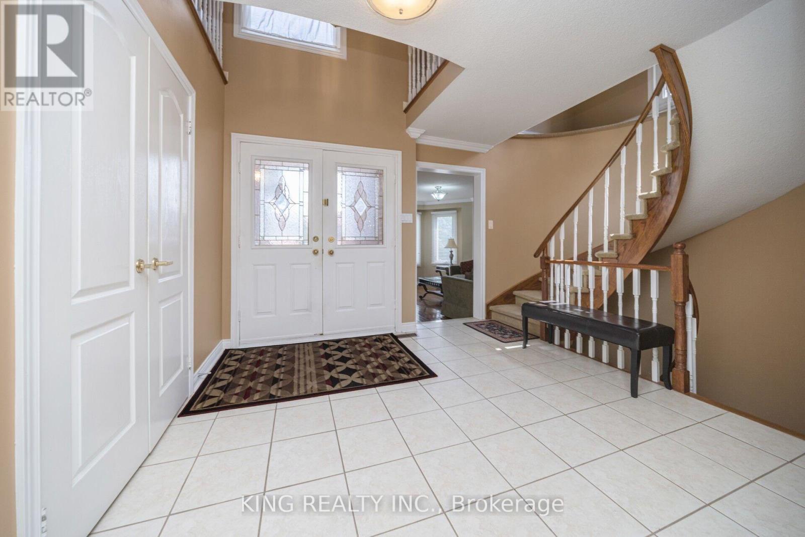 52 Leeward Drive, Brampton, Ontario  L6S 5V8 - Photo 5 - W13716154