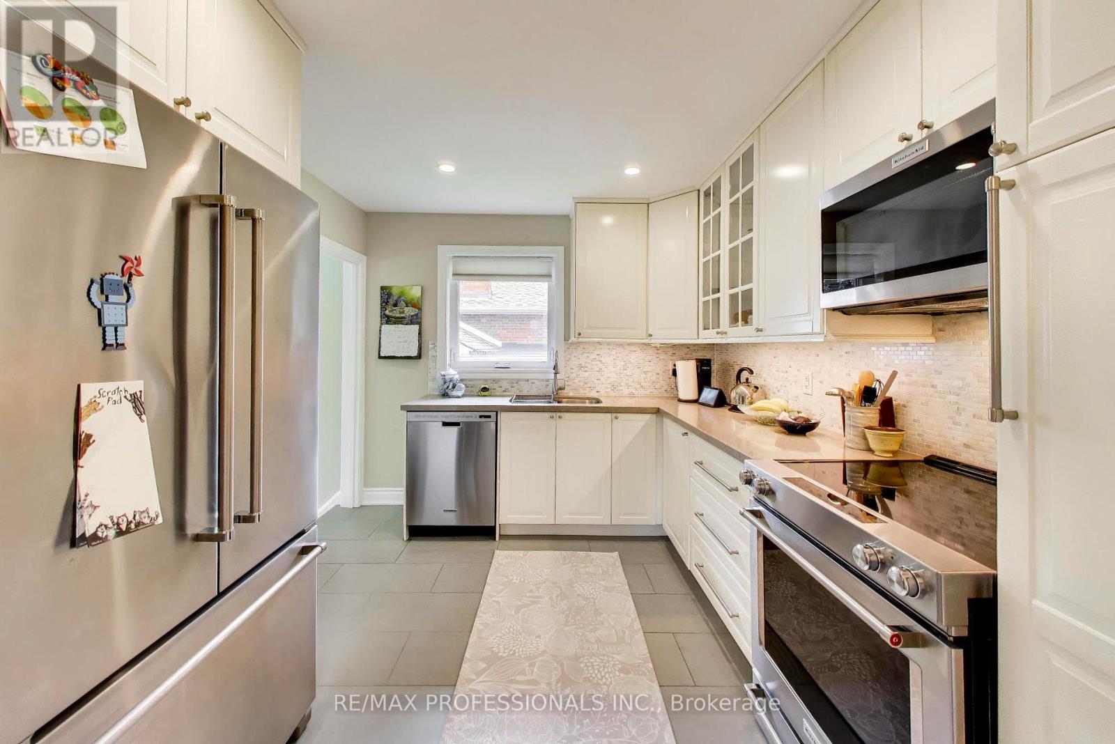 24 Beaverbrook Avenue, Toronto, Ontario  M9B 2M9 - Photo 12 - W13716188