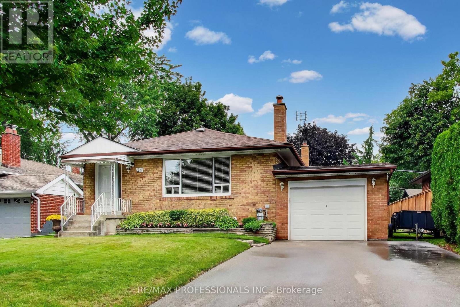 24 Beaverbrook Avenue, Toronto, Ontario  M9B 2M9 - Photo 2 - W13716188
