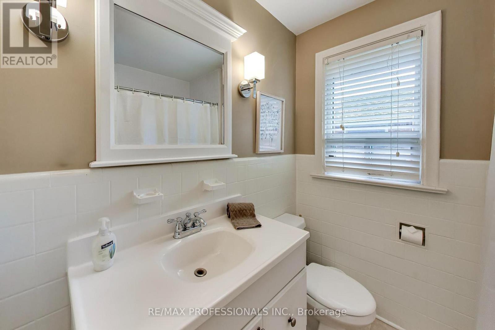 24 Beaverbrook Avenue, Toronto, Ontario  M9B 2M9 - Photo 21 - W13716188