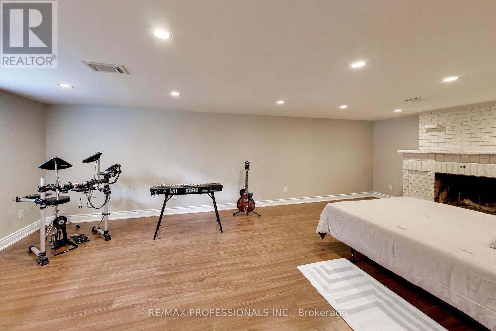 24 Beaverbrook Avenue, Toronto, Ontario  M9B 2M9 - Photo 25 - W13716188