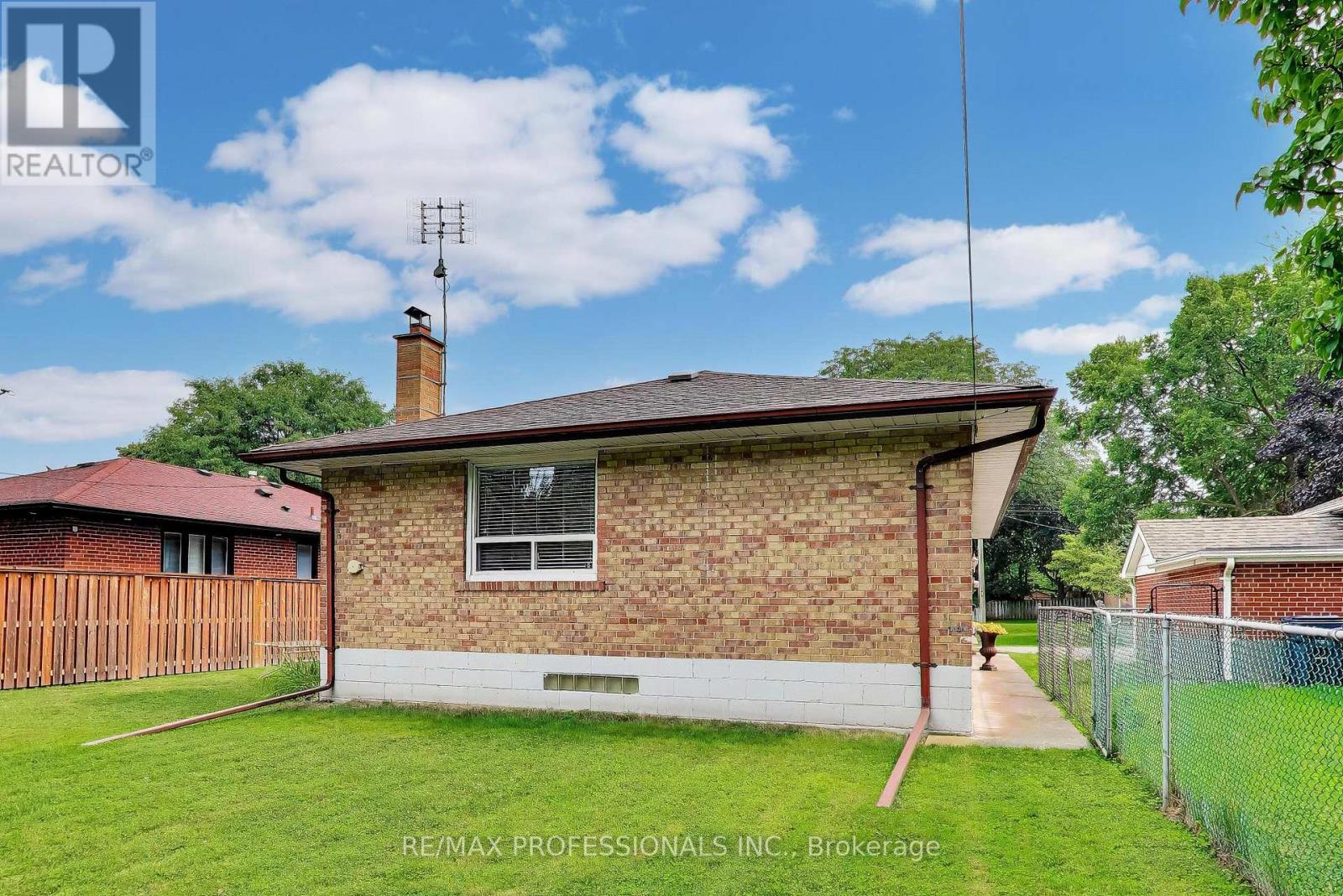 24 Beaverbrook Avenue, Toronto, Ontario  M9B 2M9 - Photo 32 - W13716188