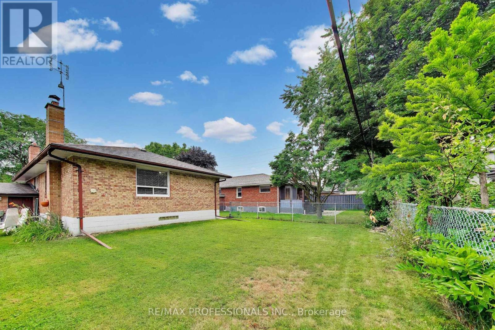 24 Beaverbrook Avenue, Toronto, Ontario  M9B 2M9 - Photo 33 - W13716188