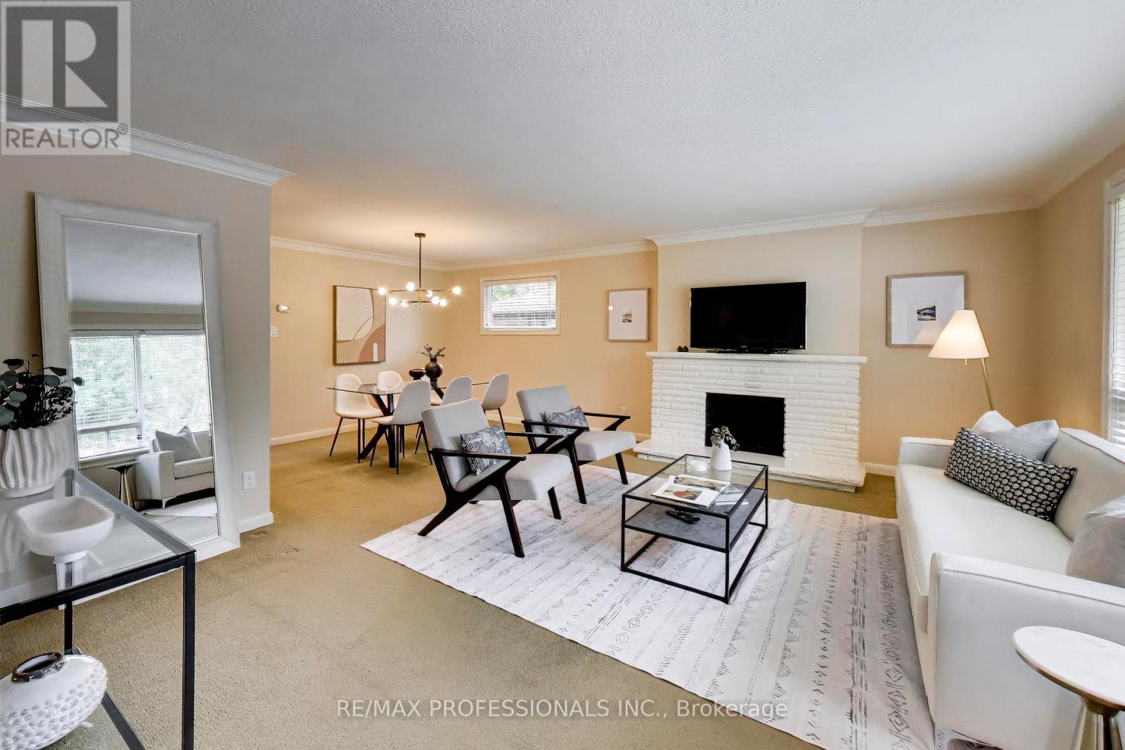 24 Beaverbrook Avenue, Toronto, Ontario  M9B 2M9 - Photo 5 - W13716188