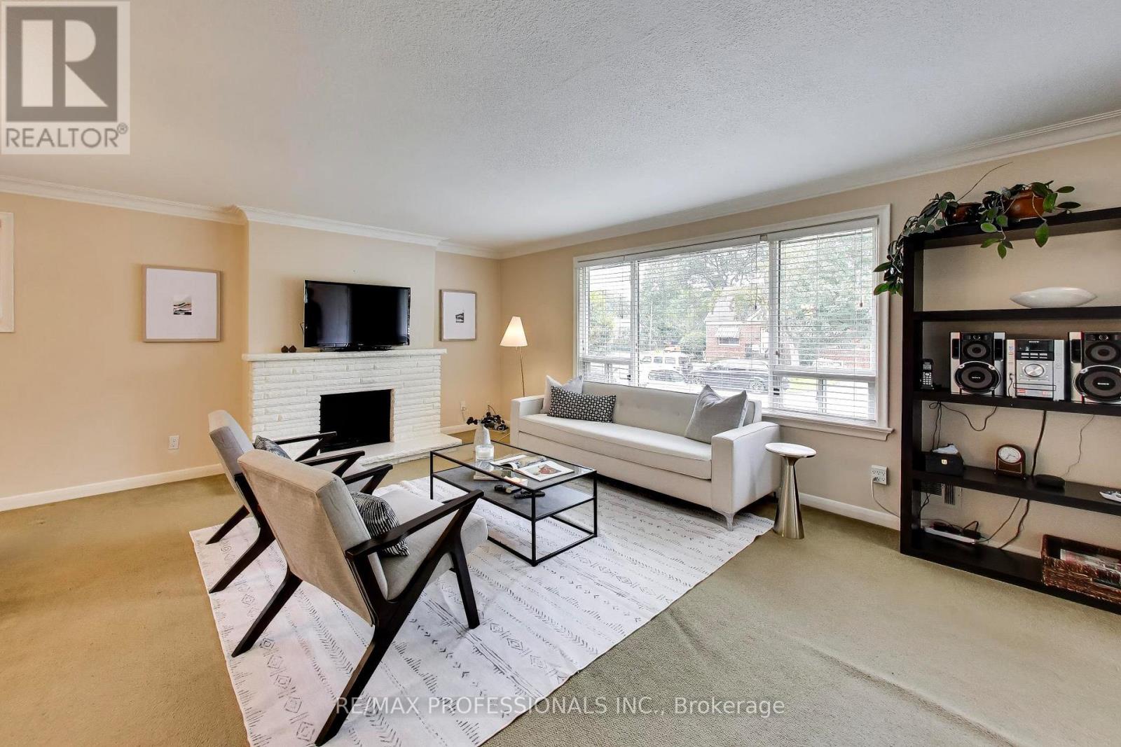 24 Beaverbrook Avenue, Toronto, Ontario  M9B 2M9 - Photo 6 - W13716188