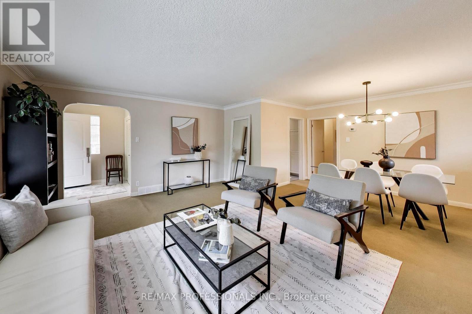 24 Beaverbrook Avenue, Toronto, Ontario  M9B 2M9 - Photo 8 - W13716188