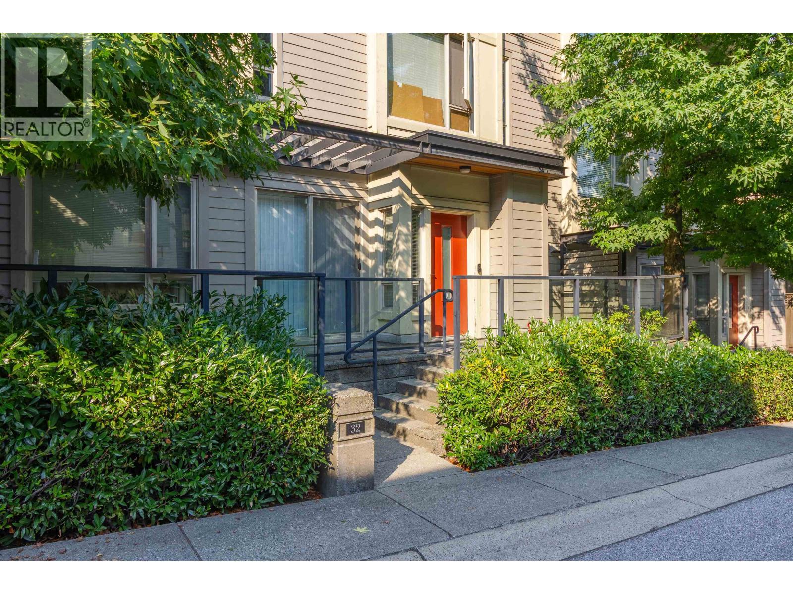 32 9229 UNIVERSITY CRESCENT, Burnaby, British Columbia