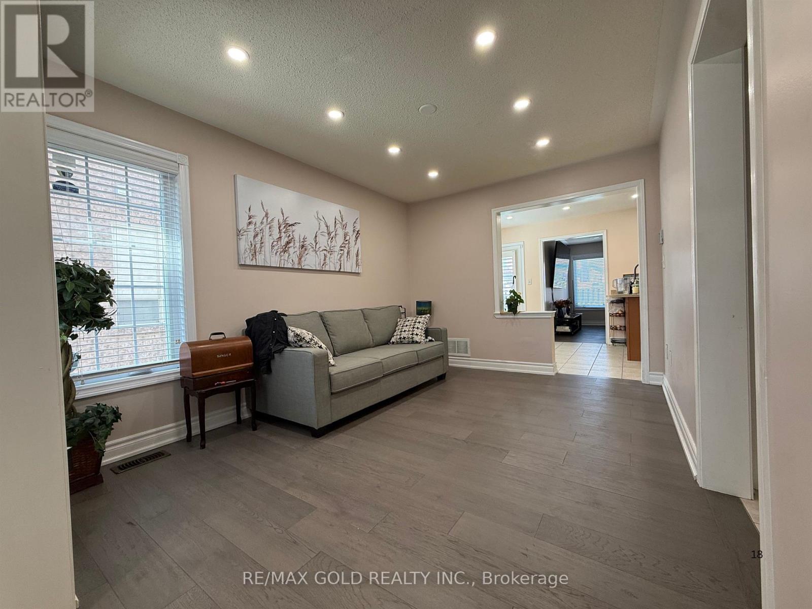 13 Eastway Street, Brampton, Ontario  L6S 6L5 - Photo 7 - W13716242