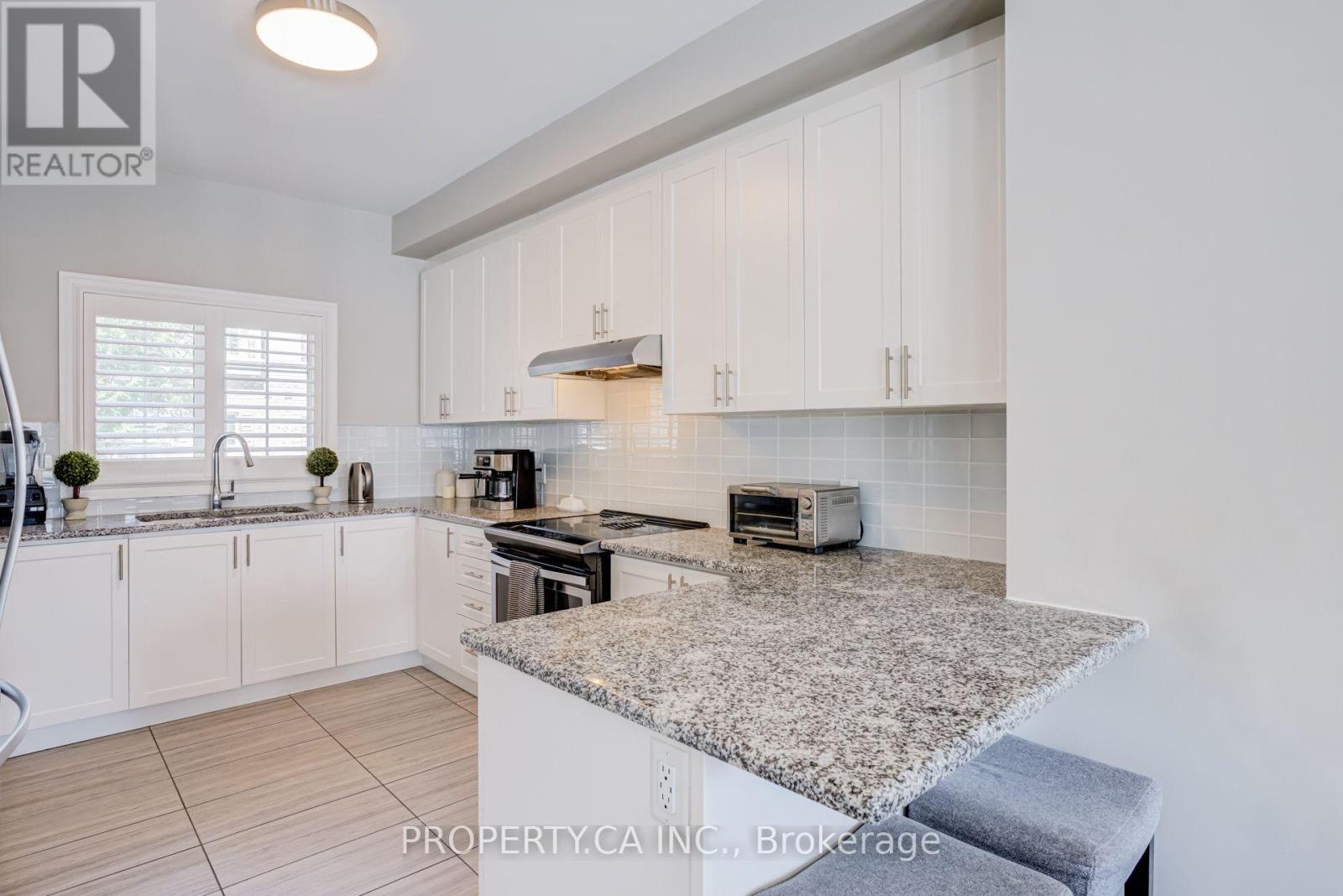 1226 Azinger Lane, Mississauga, Ontario  L5E 0A7 - Photo 11 - W13716278
