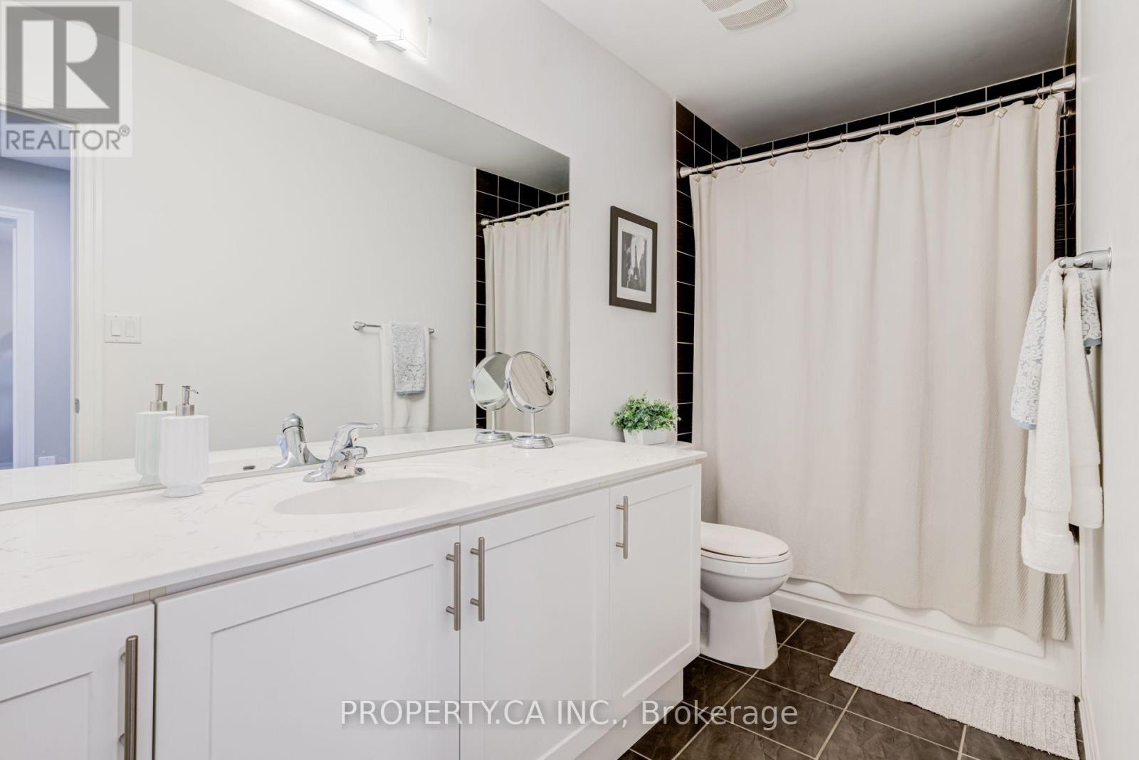 1226 Azinger Lane, Mississauga, Ontario  L5E 0A7 - Photo 22 - W13716278