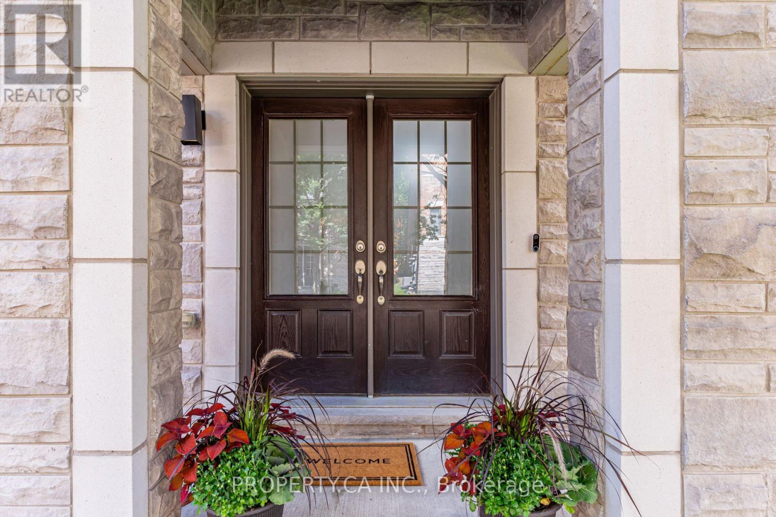 1226 Azinger Lane, Mississauga, Ontario  L5E 0A7 - Photo 3 - W13716278