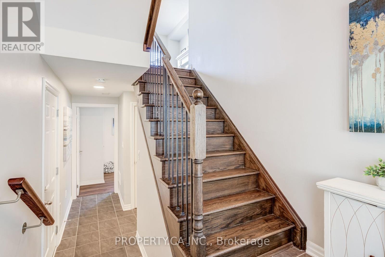 1226 Azinger Lane, Mississauga, Ontario  L5E 0A7 - Photo 4 - W13716278