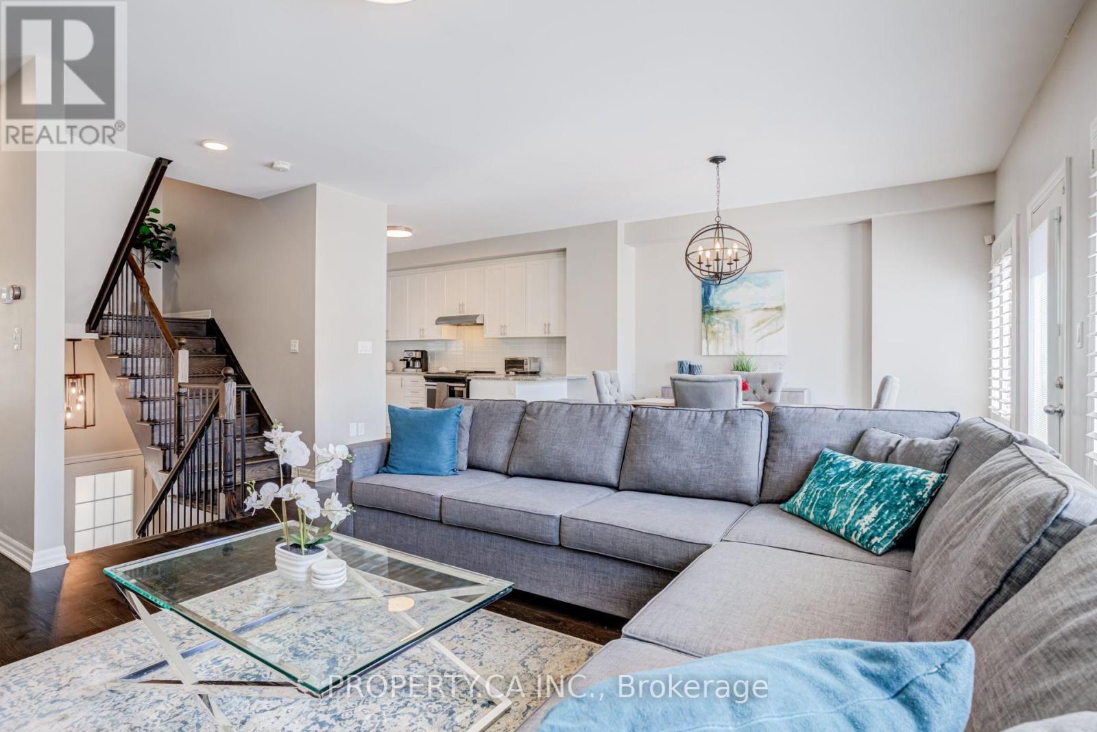 1226 Azinger Lane, Mississauga, Ontario  L5E 0A7 - Photo 8 - W13716278