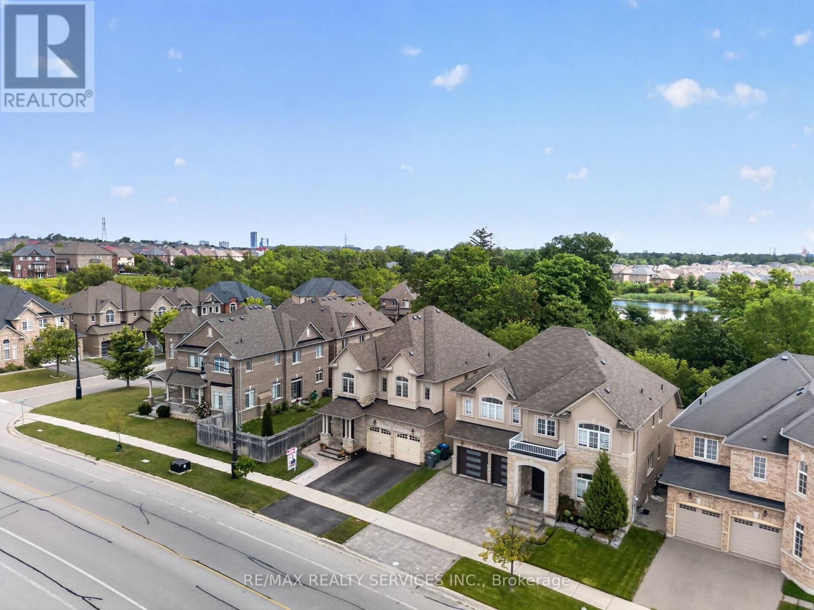 15 Bonnie Braes Drive, Brampton, Ontario  L6Y 0X5 - Photo 3 - W13716350