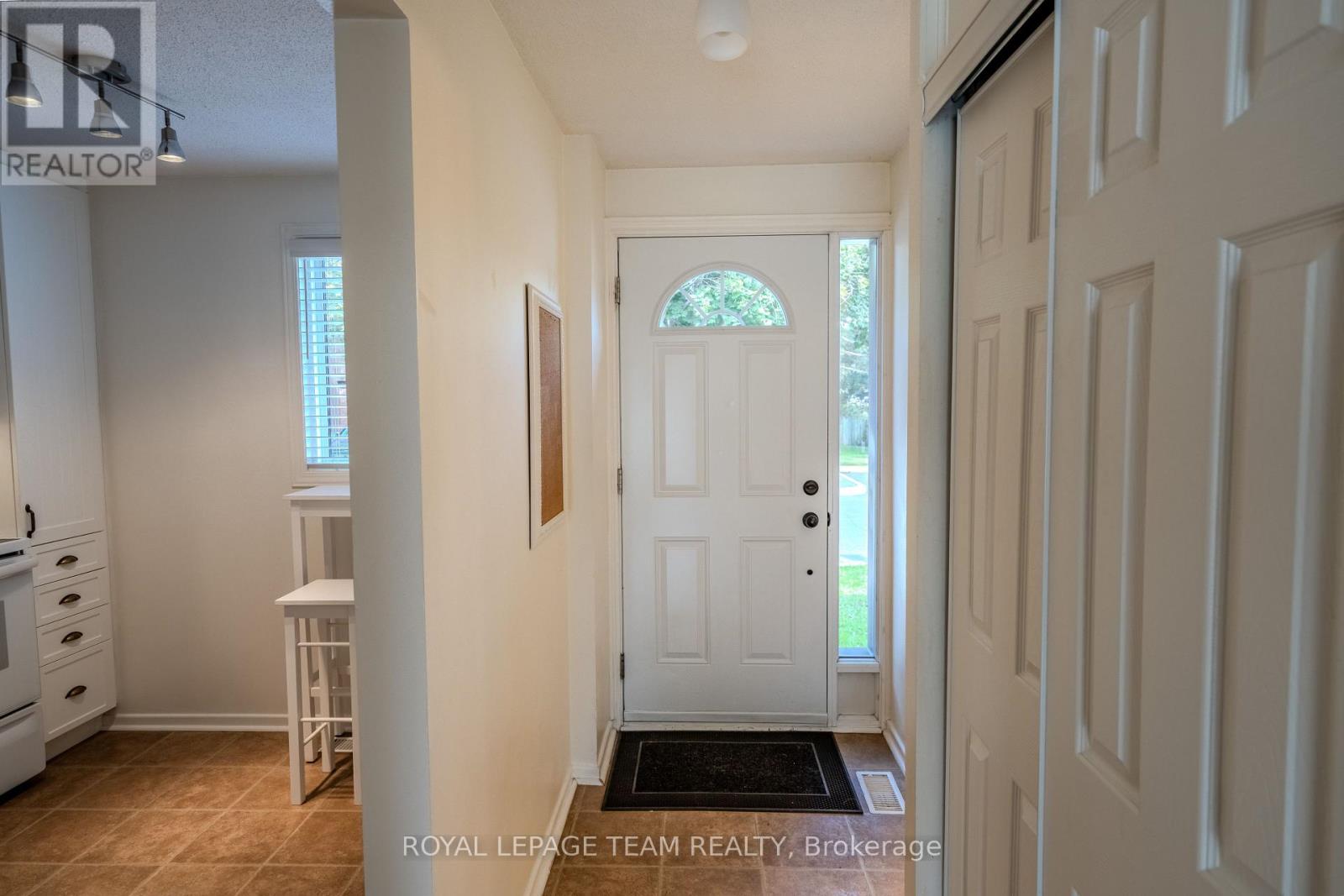 B - 2 Larkshire Lane, Ottawa, Ontario K2J 1Y6 - Photo 2 - X13716428