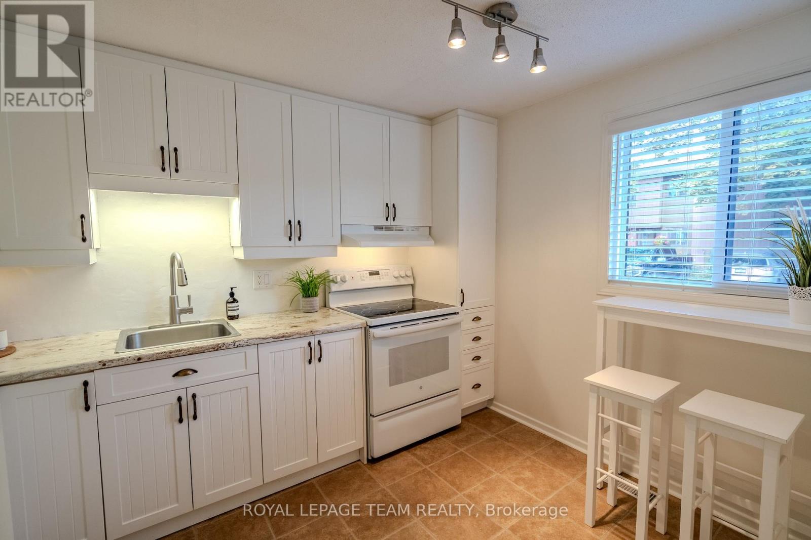 B - 2 Larkshire Lane, Ottawa, Ontario K2J 1Y6 - Photo 4 - X13716428