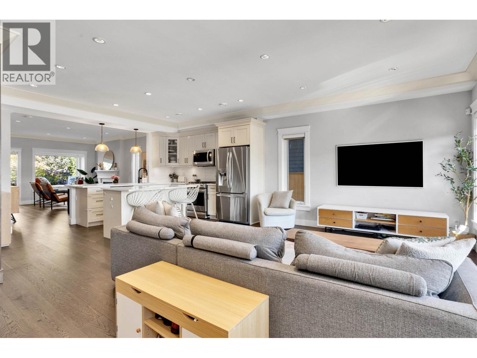 545 E 4th Street, North Vancouver, British Columbia  V7L 1J7 - Photo 3 - R3159289