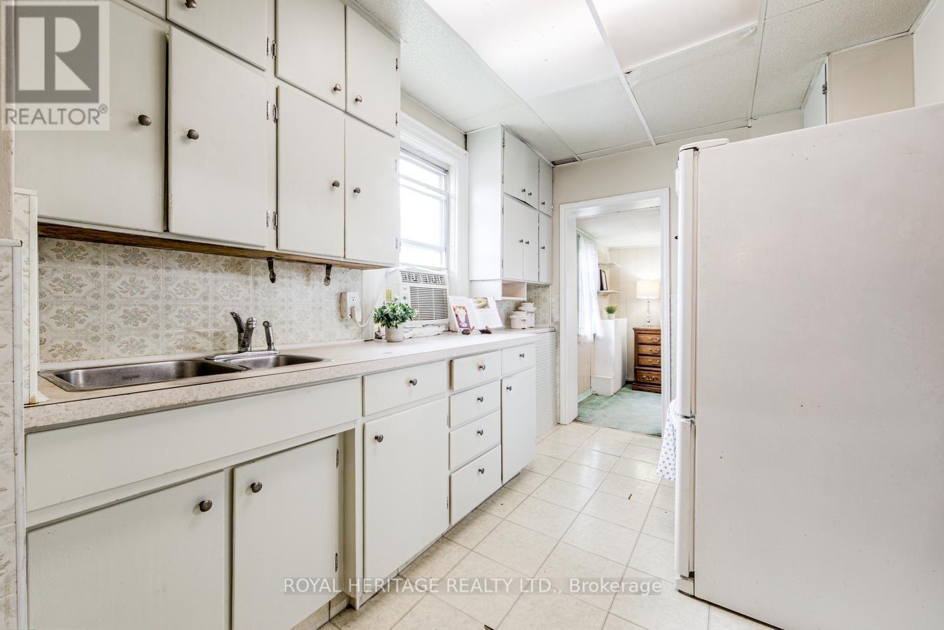 758 Jane Street, Toronto, Ontario  M6N 4B9 - Photo 11 - W13716524