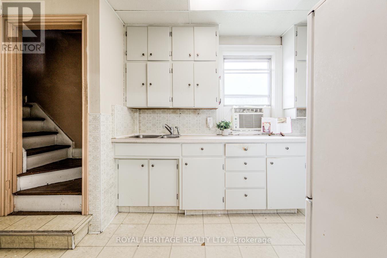 758 Jane Street, Toronto, Ontario  M6N 4B9 - Photo 12 - W13716524