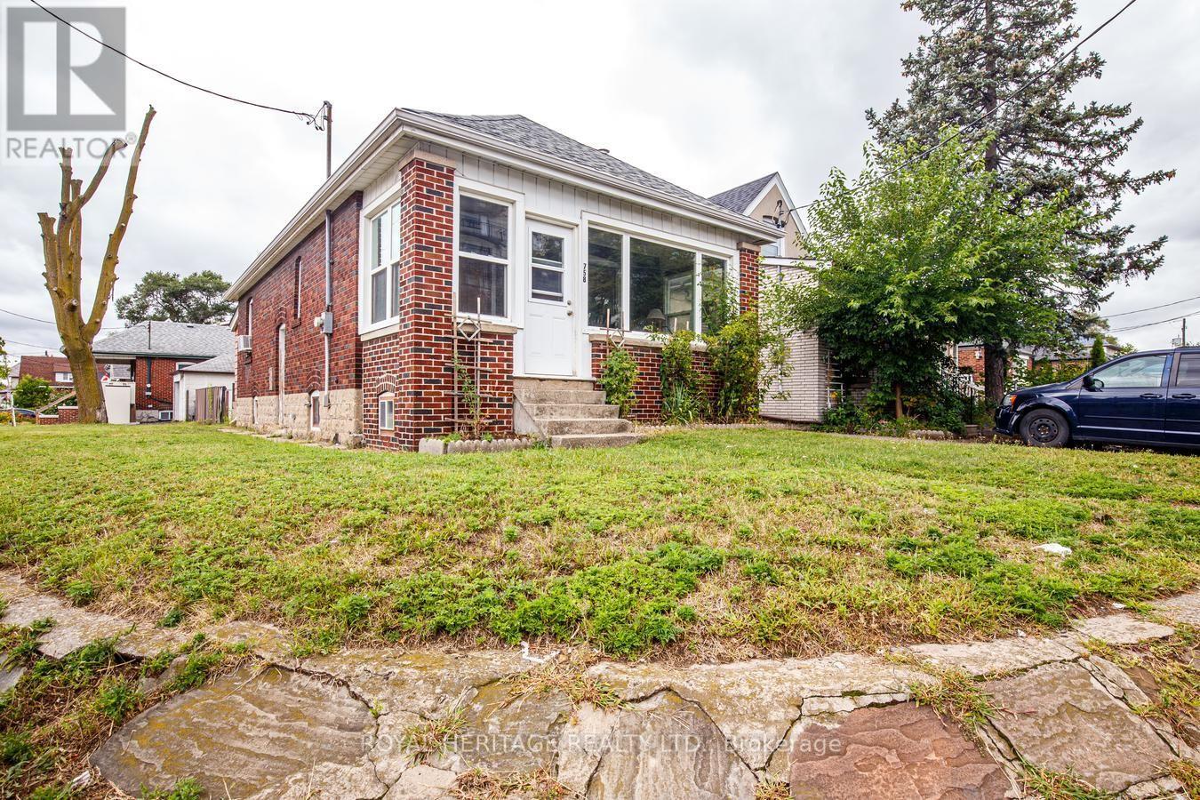 758 Jane Street, Toronto, Ontario  M6N 4B9 - Photo 2 - W13716524