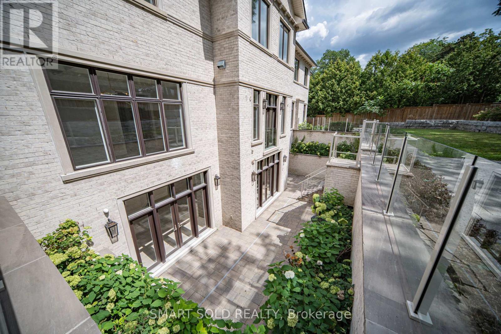 9 Saintfield Avenue, Toronto, Ontario  M3C 2M5 - Photo 6 - C13716682