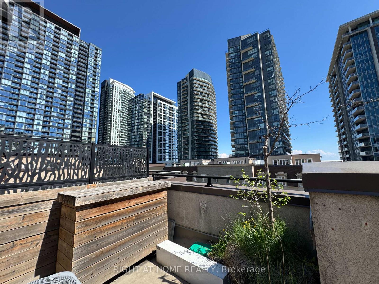 425 - 34 WESTERN BATTERY ROAD, Toronto, Ontario