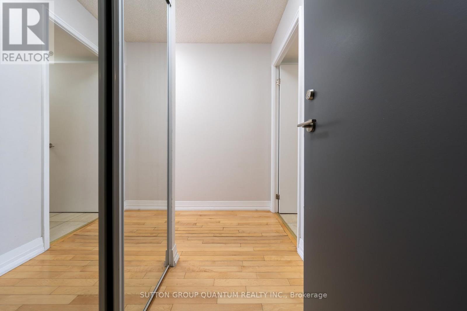1811 - 25 Carlton Street, Toronto, Ontario  M5B 1L4 - Photo 2 - C13716794