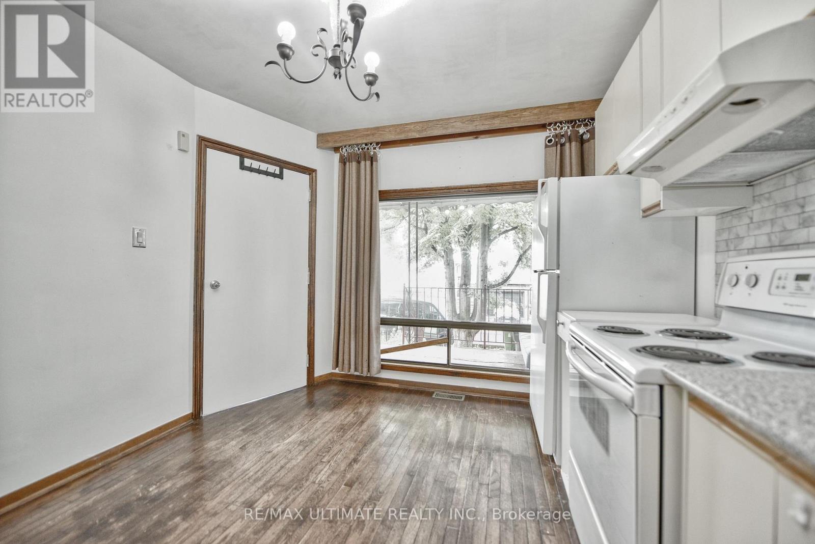 Main Floor - 8 Corby Avenue, Toronto, Ontario  M6E 1V1 - Photo 12 - W13716772