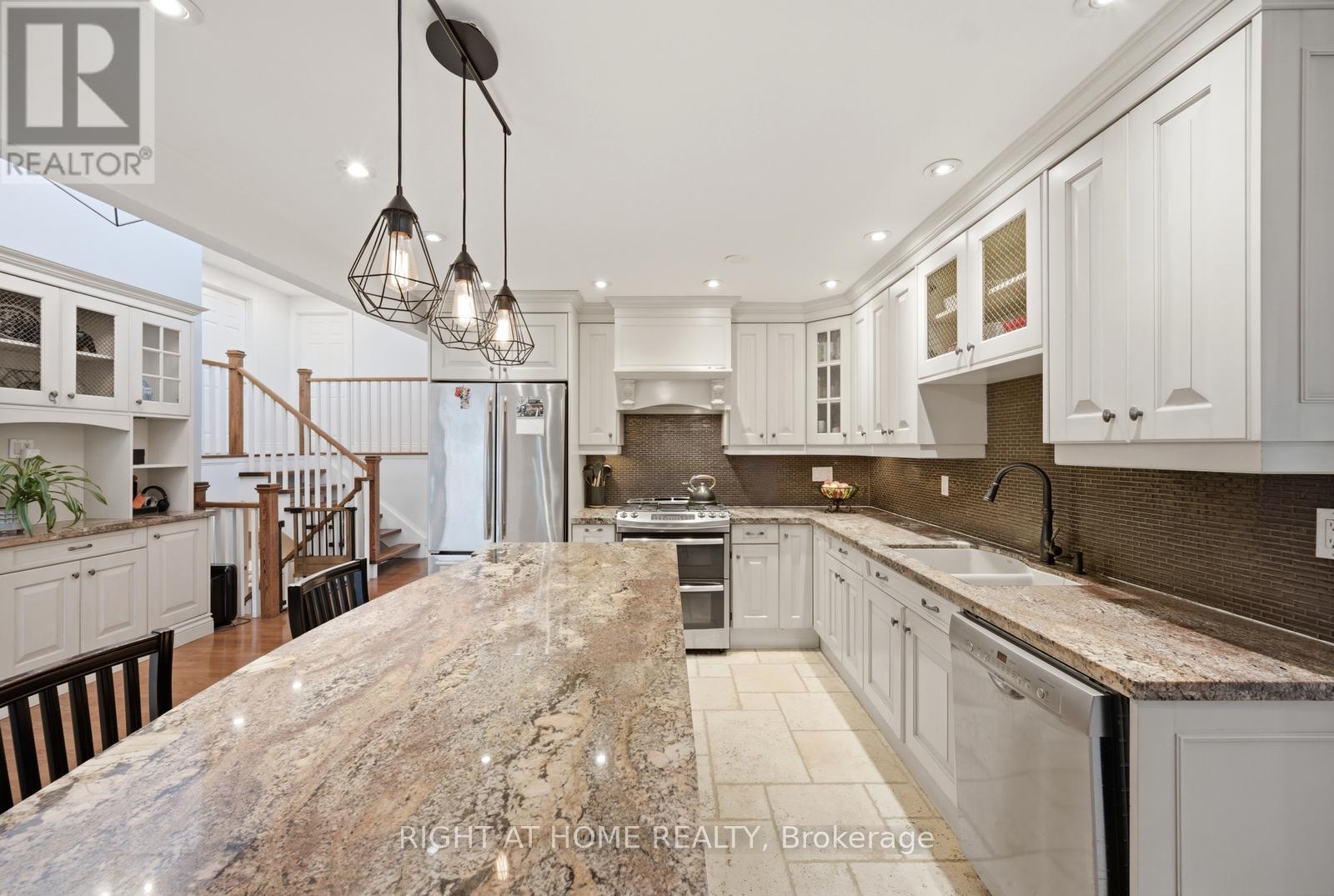 6415 Dunray Court, Mississauga, Ontario  L5N 1E7 - Photo 15 - W13716832