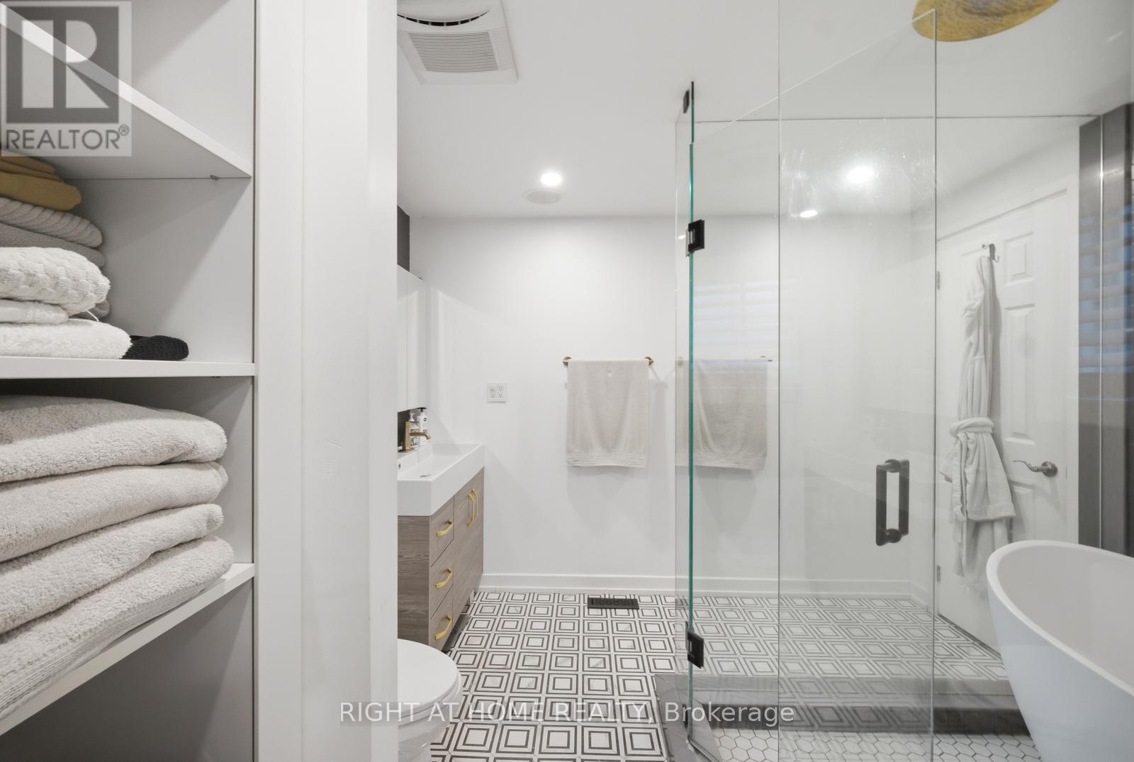 6415 Dunray Court, Mississauga, Ontario  L5N 1E7 - Photo 24 - W13716832