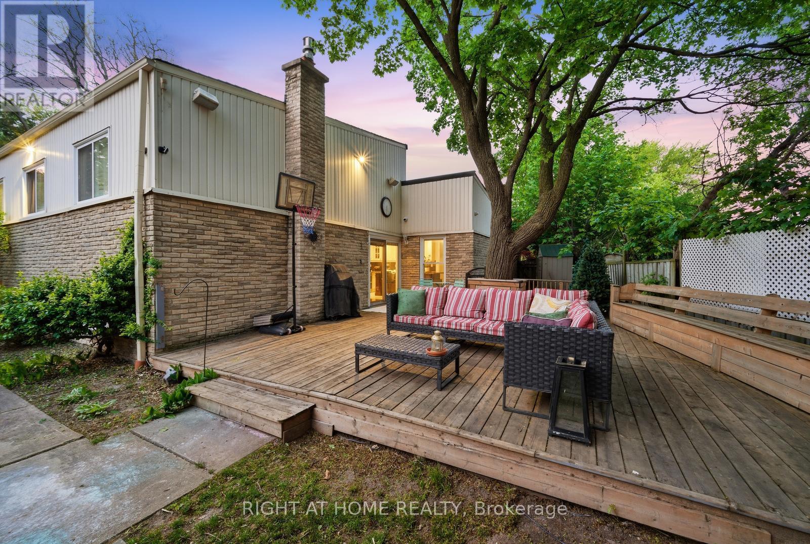 6415 Dunray Court, Mississauga, Ontario  L5N 1E7 - Photo 3 - W13716832
