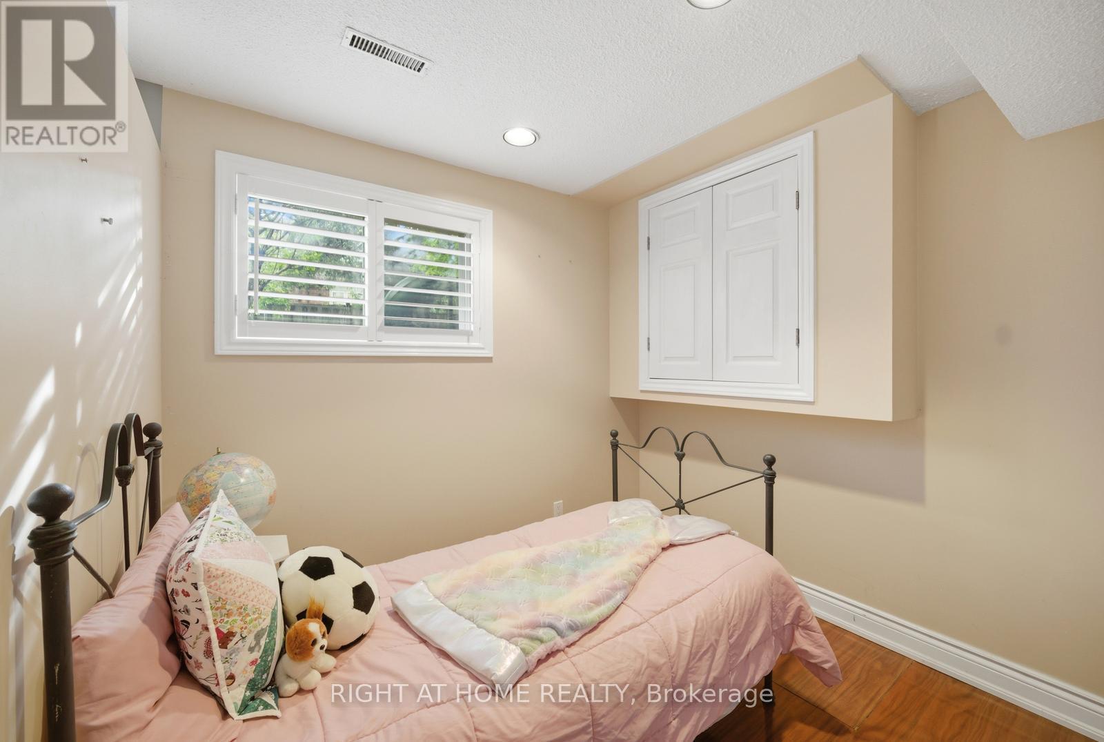 6415 Dunray Court, Mississauga, Ontario  L5N 1E7 - Photo 36 - W13716832