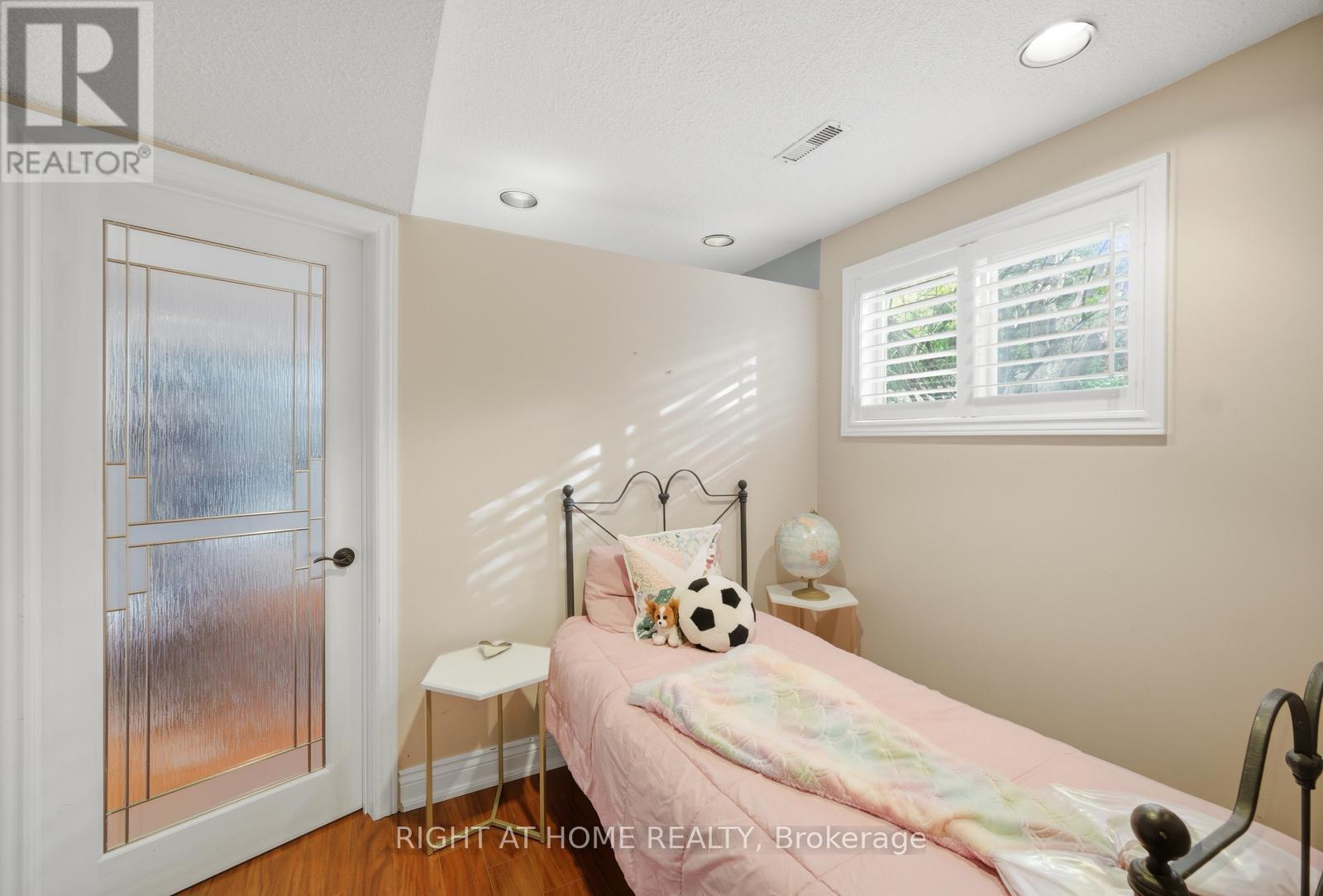 6415 Dunray Court, Mississauga, Ontario  L5N 1E7 - Photo 37 - W13716832