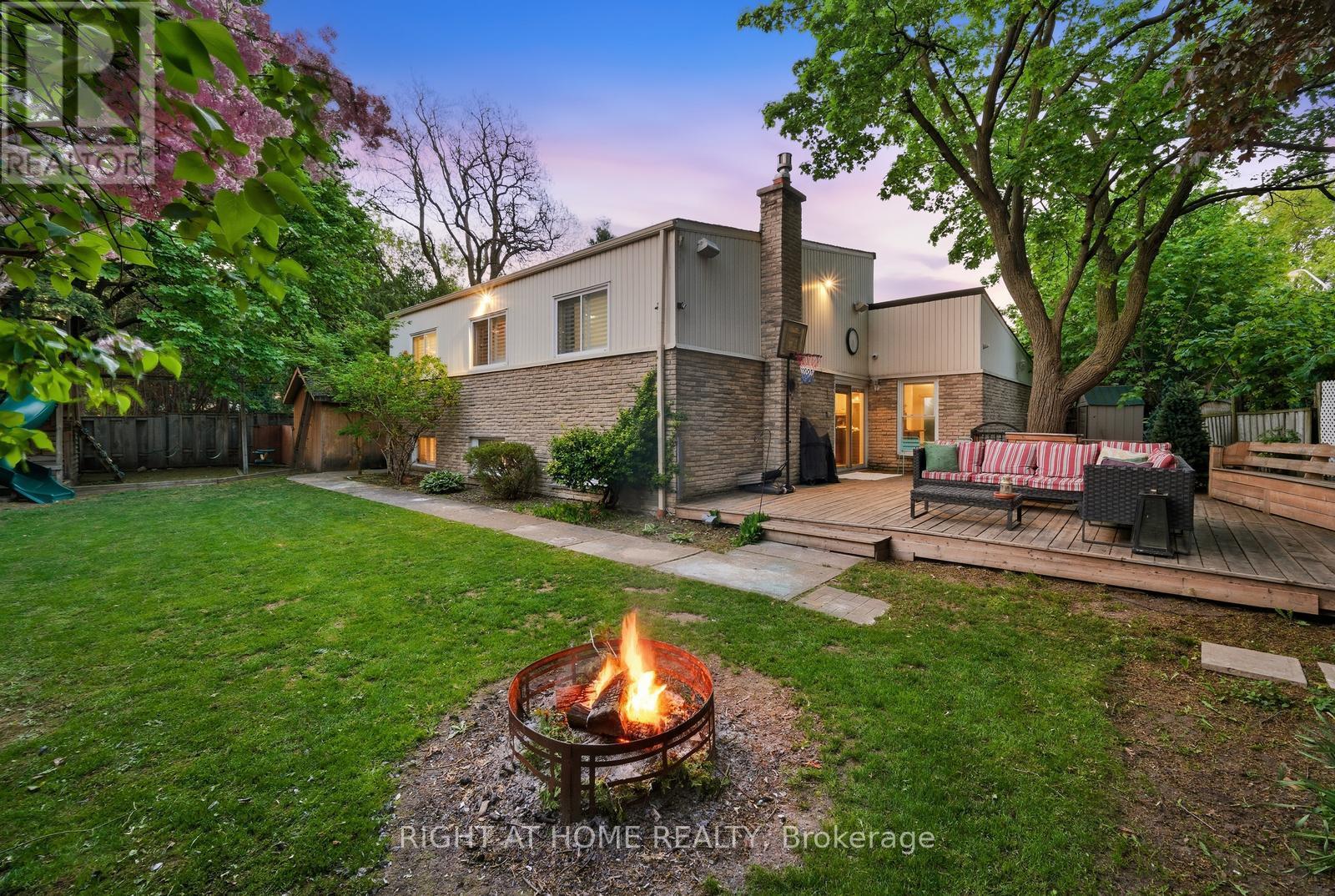 6415 Dunray Court, Mississauga, Ontario  L5N 1E7 - Photo 4 - W13716832