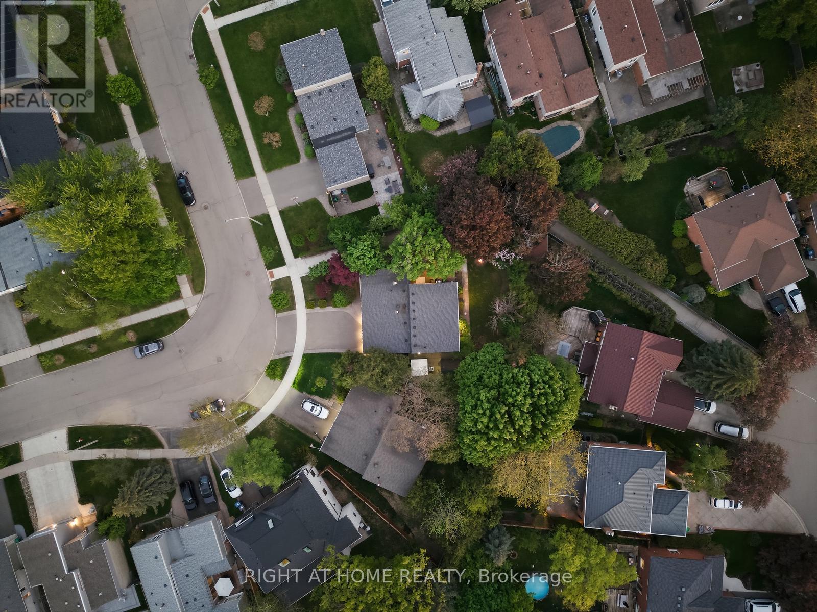 6415 Dunray Court, Mississauga, Ontario  L5N 1E7 - Photo 5 - W13716832