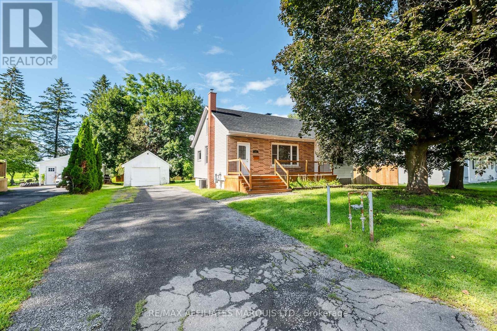 16 Front Street, North Stormont, Ontario  K0C 1K0 - Photo 2 - X13716878