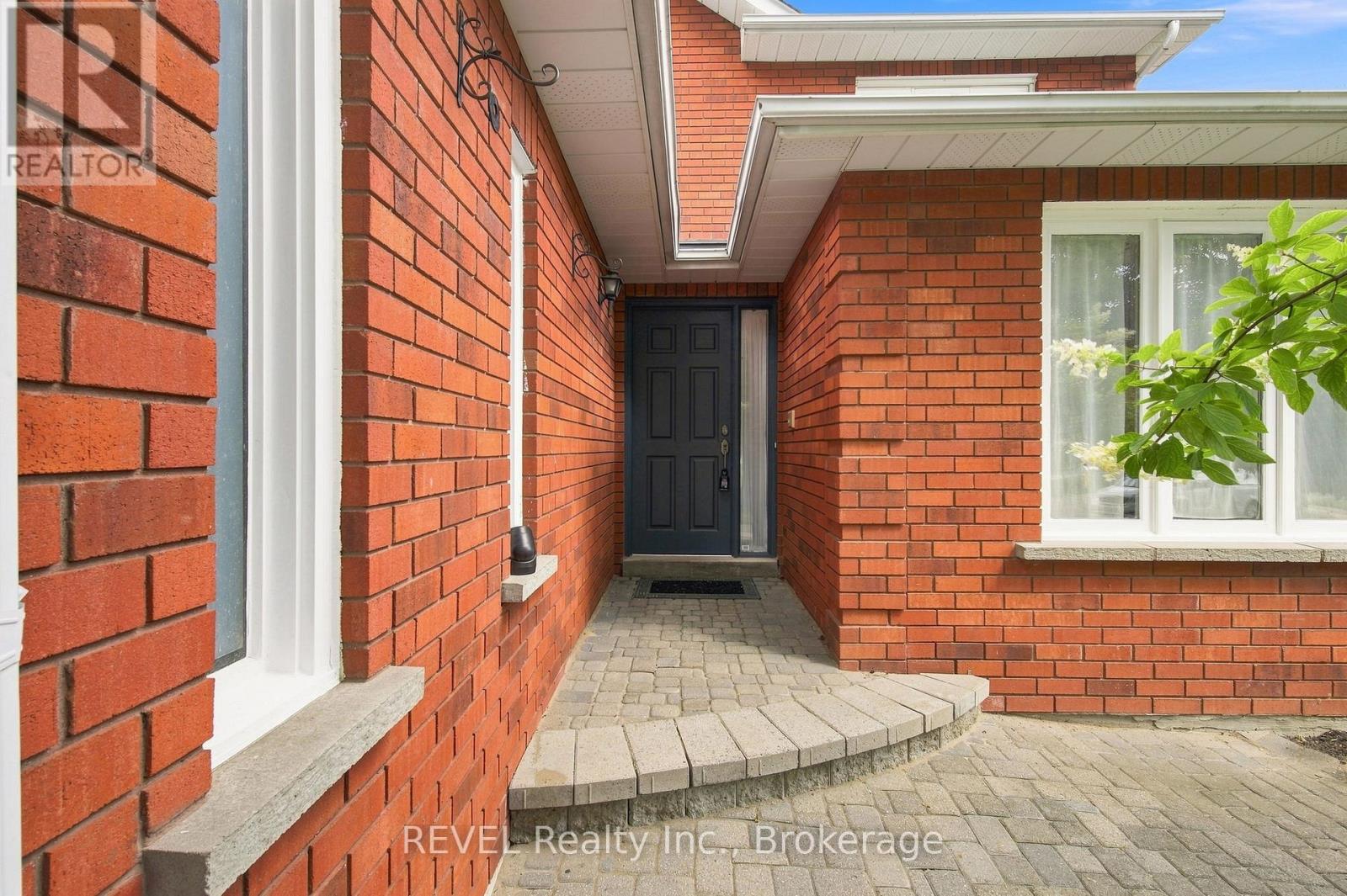 28 Falstaff Crescent, Whitby, Ontario  L1R 1W3 - Photo 3 - E13717070