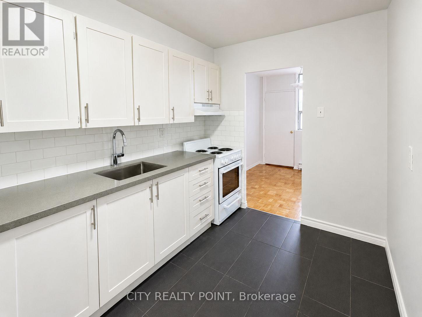 701 - 525 Eglinton Avenue E, Toronto, Ontario  M4P 2P6 - Photo 2 - C13717040