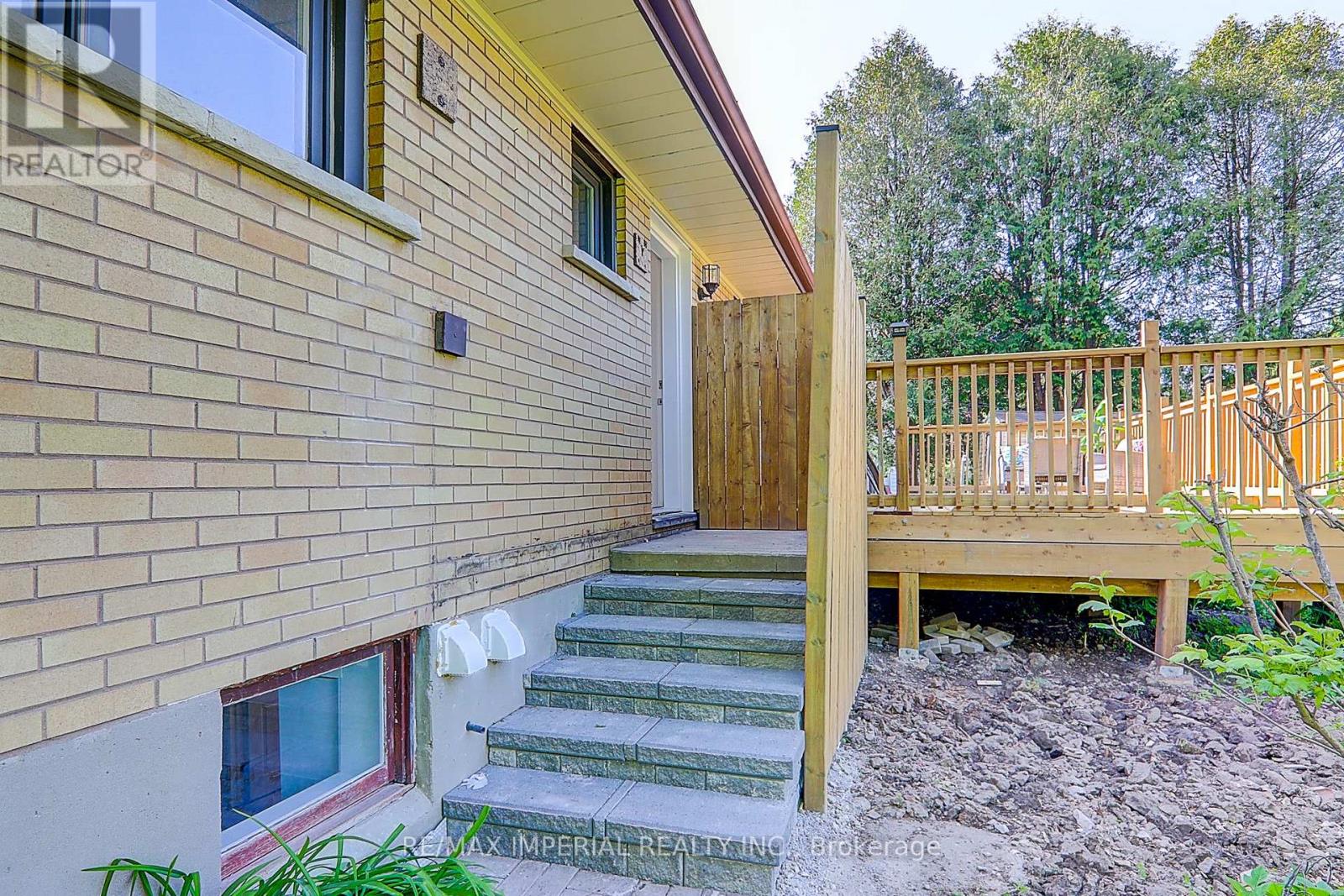 98 Belfry Drive, Newmarket, Ontario  L3Y 3G1 - Photo 2 - N13717072