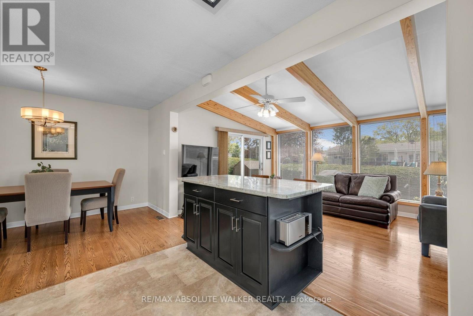 5 West Herrington Court, Ottawa, Ontario  K2H 6B9 - Photo 4 - X13717086
