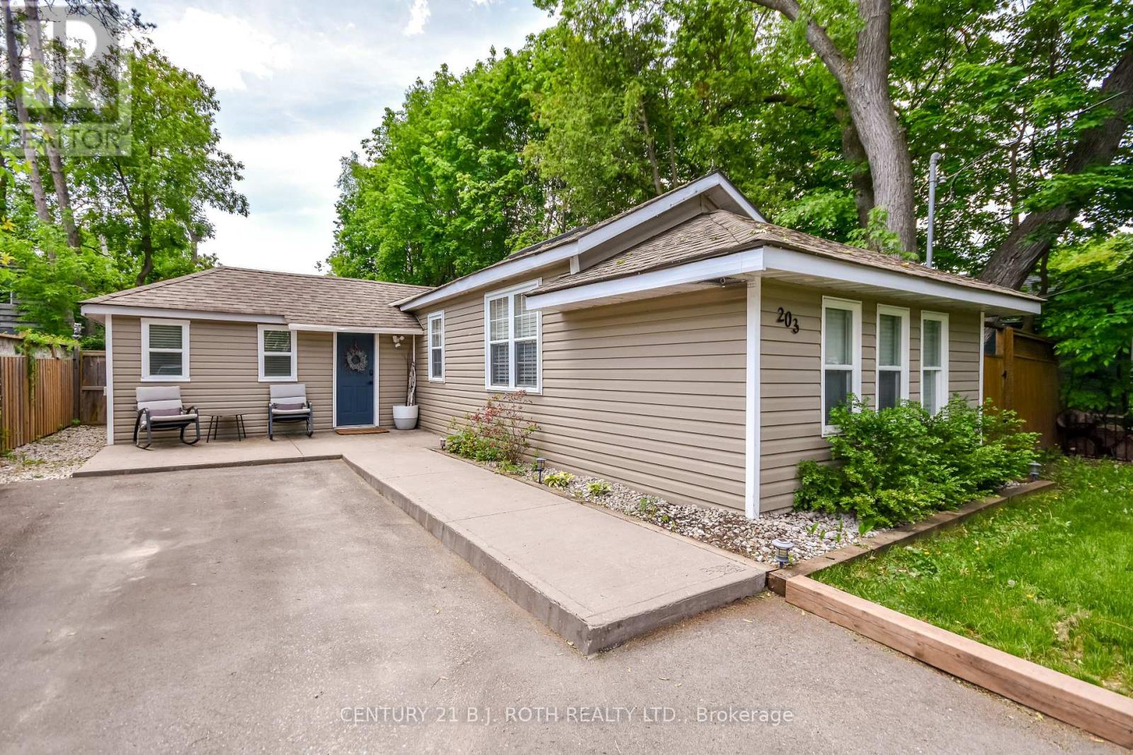 203 Southview Road, Barrie (South Shore), Ontario  L4N 3X6 - Photo 2 - S13717058