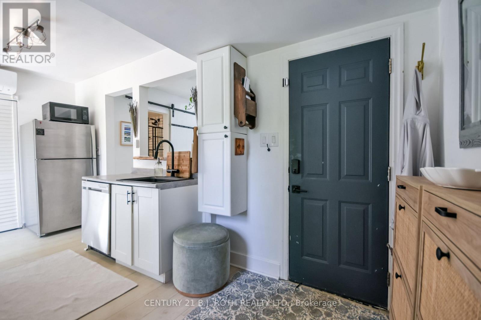 203 Southview Road, Barrie (South Shore), Ontario  L4N 3X6 - Photo 6 - S13717058