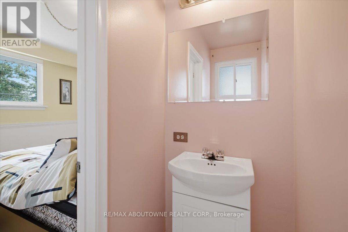 343 Duncombe Drive, Burlington, Ontario  L7L 4M2 - Photo 19 - W13716976