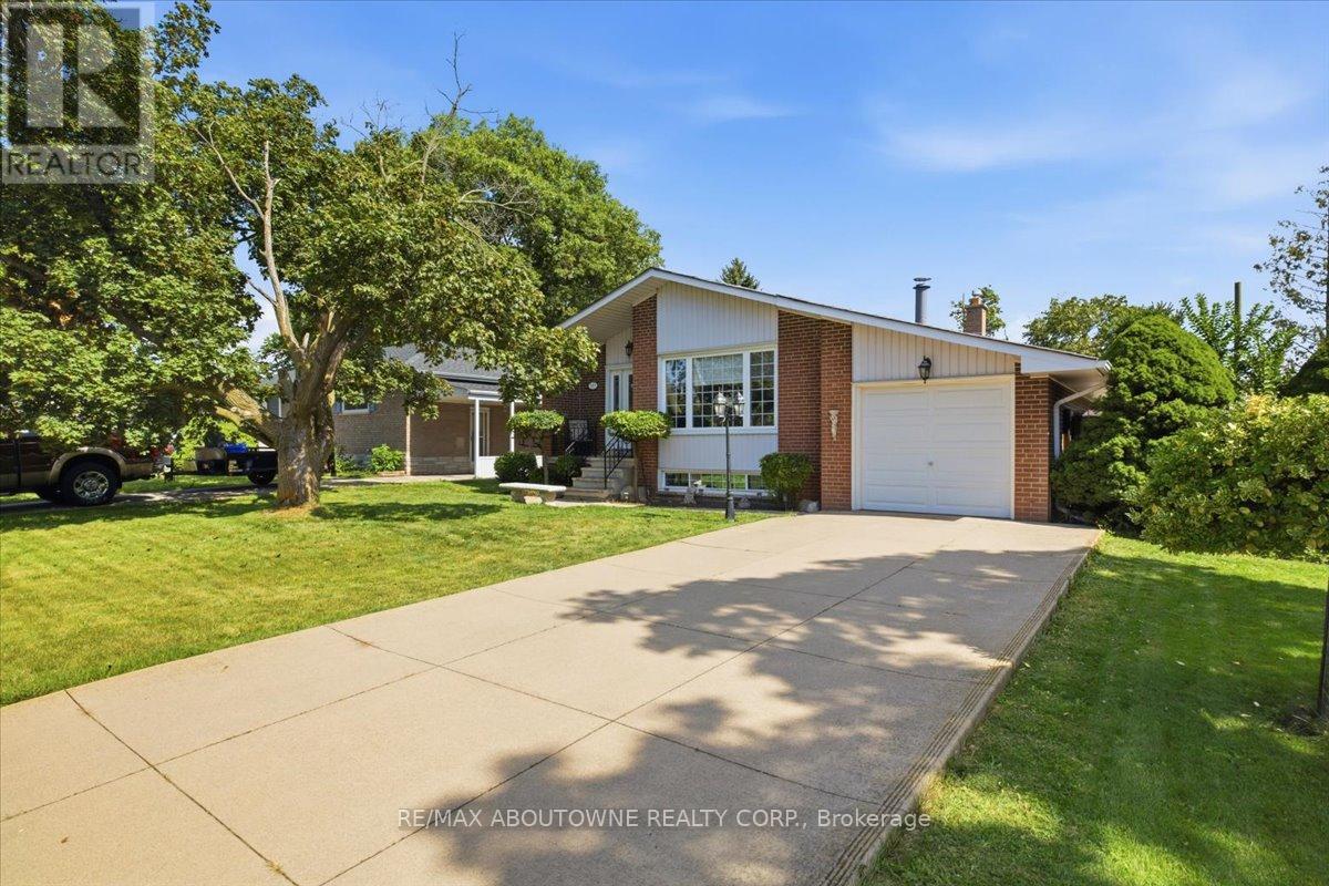 343 Duncombe Drive, Burlington, Ontario  L7L 4M2 - Photo 2 - W13716976