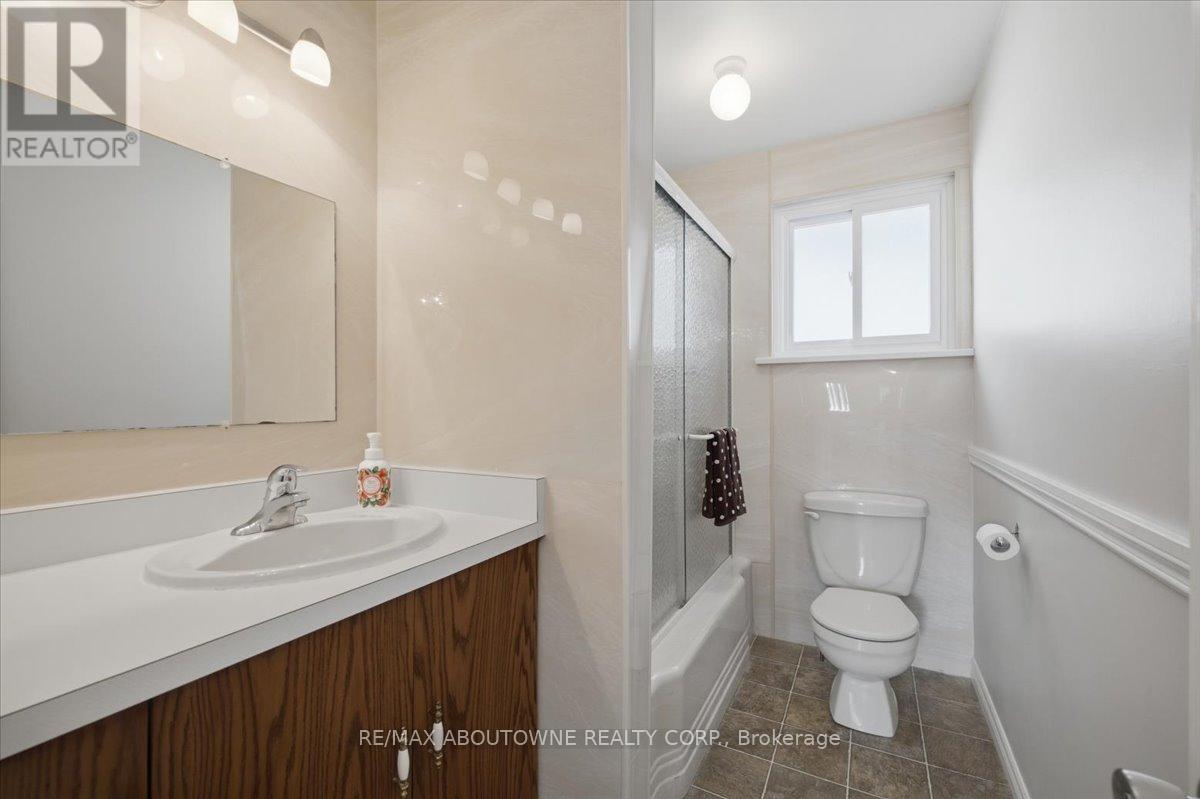 343 Duncombe Drive, Burlington, Ontario  L7L 4M2 - Photo 26 - W13716976