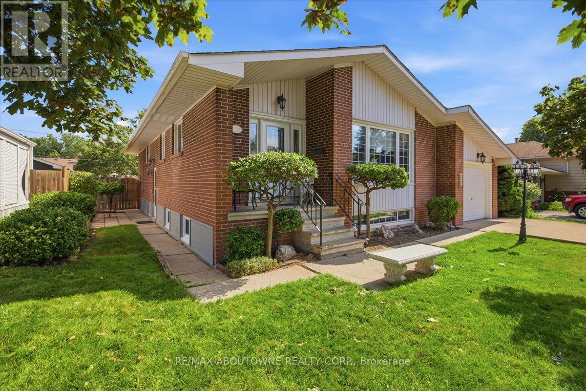 343 Duncombe Drive, Burlington, Ontario  L7L 4M2 - Photo 3 - W13716976