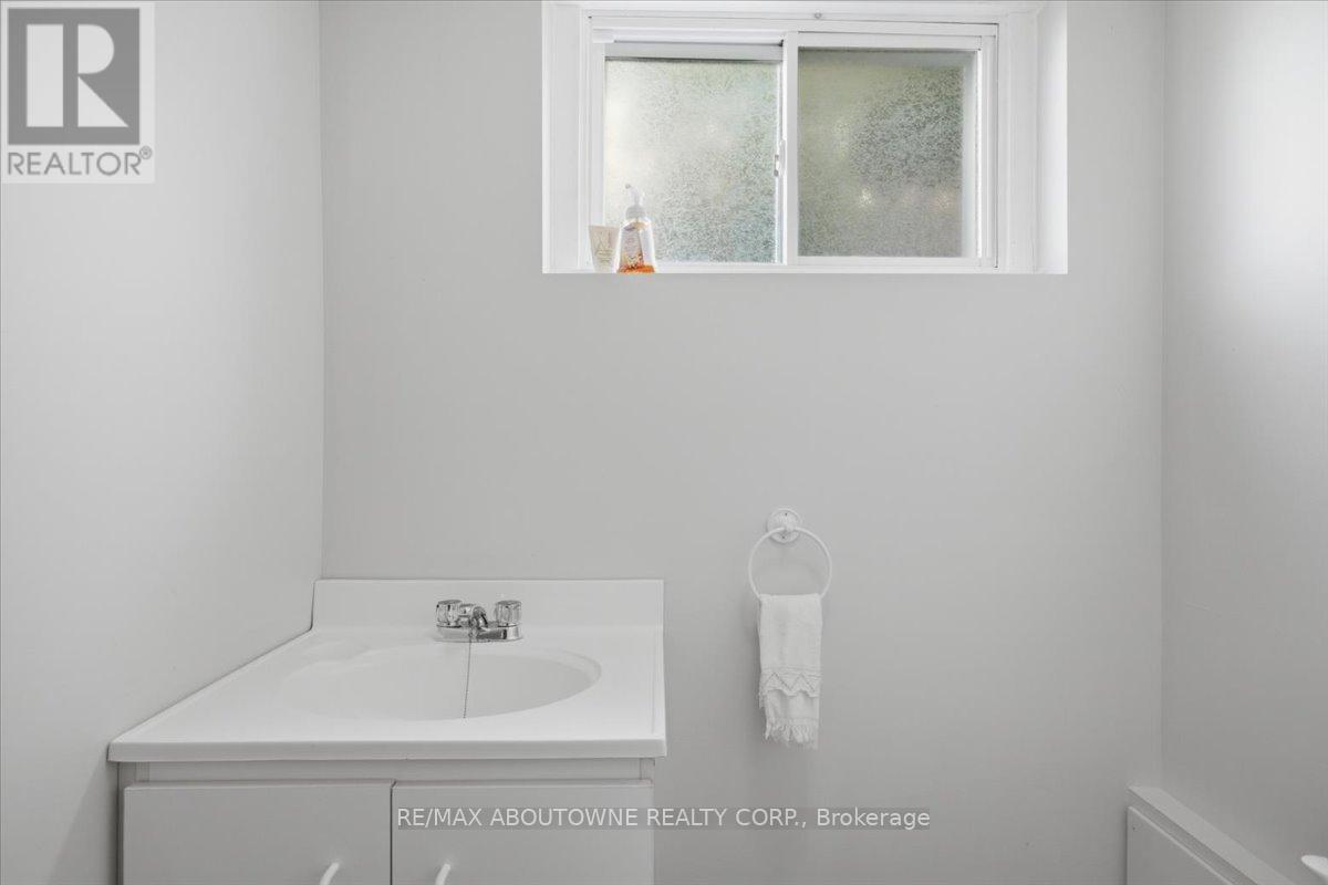 343 Duncombe Drive, Burlington, Ontario  L7L 4M2 - Photo 32 - W13716976