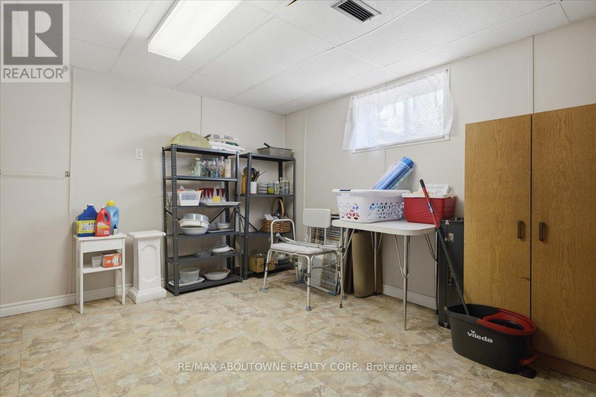 343 Duncombe Drive, Burlington, Ontario  L7L 4M2 - Photo 33 - W13716976