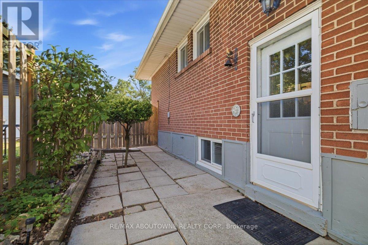 343 Duncombe Drive, Burlington, Ontario  L7L 4M2 - Photo 36 - W13716976